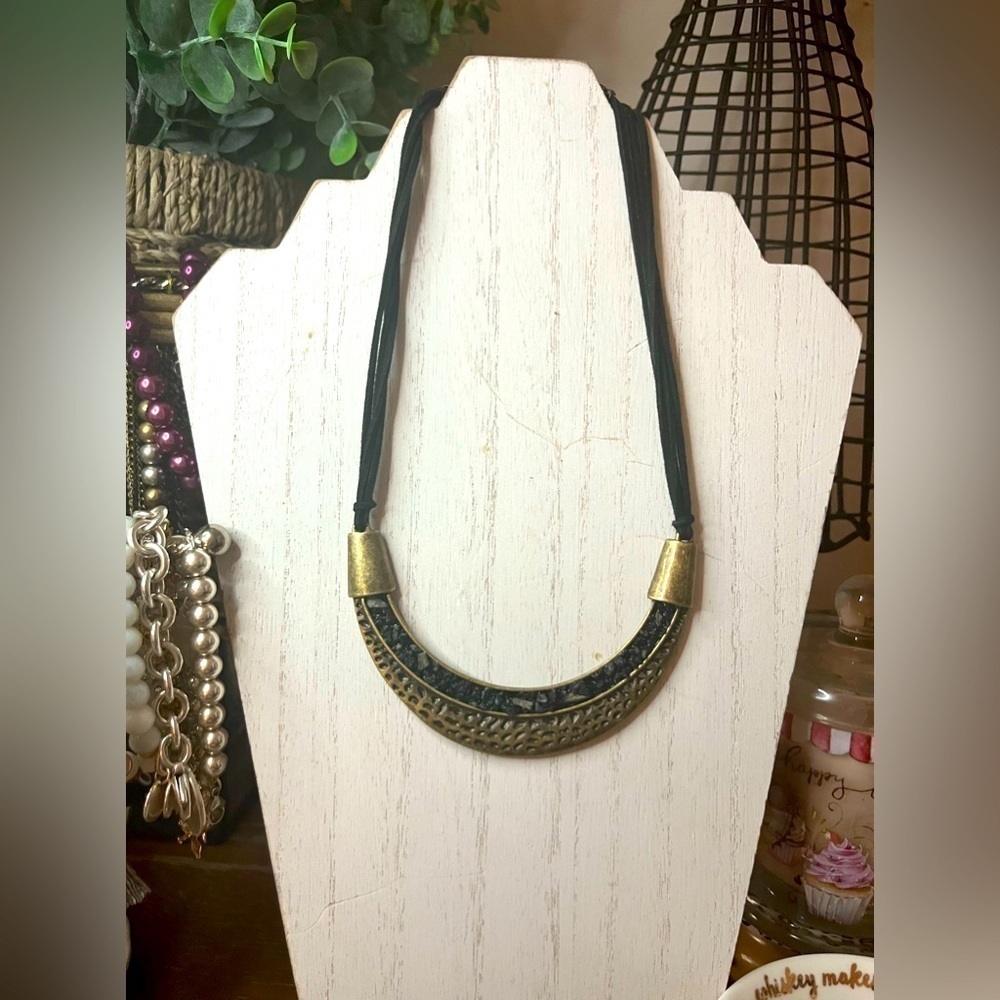 🖤 black and metal toned necklace